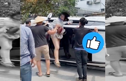 Clip TNGT: Toyota Corolla Cross mới tinh chưa đeo biển lật nghiêng giữa đường vì đâm phải KIA Morning