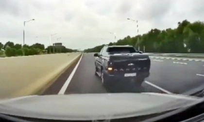 Nghị định 168 - Lỗi trừ 2 điểm GPLX ô tô: Chuyển làn đường không có tín hiệu, chuyển nhiều làn một lúc