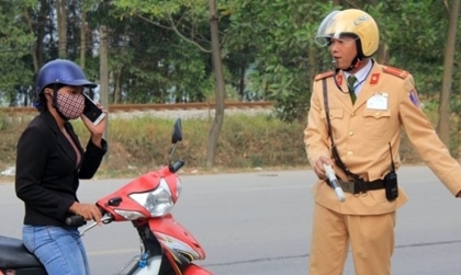 Nghị định 168 - Lỗi trừ 4 điểm GPLX: Điều khiển xe máy sử dụng ô, dùng tay sử dụng điện thoại