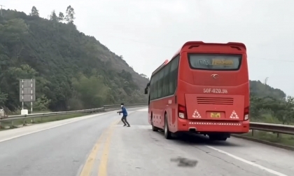 Nghị định 168 - Lỗi trừ 6 điểm GPLX ô tô: Dừng xe, đỗ xe trên đường cao tốc không đúng nơi quy định