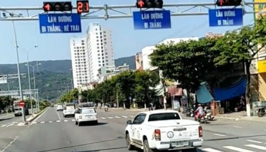 Nghị định 168 - Lỗi trừ 10 điểm GPLX ô tô: Điều khiển xe không chấp hành đèn tín hiệu gây TNGT