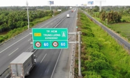 Nghị định 168 - Lỗi trừ 10 điểm GPLX ô tô: Điều khiển xe chạy tốc độ thấp hơn các xe khác mà không đi về làn bên phải gây TNGT