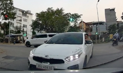 Nghị định 168 - Lỗi trừ 2 điểm GPLX ô tô: Không nhường đường khi điều khiển xe đi từ nhánh ra đường chính