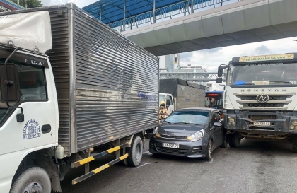 Ảnh TNGT: Bất cẩn KIA Rio BKS 70A 09772 bị kẹp chặt giữa xe tải và xe bồn