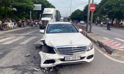 Ảnh TNGT: Đâm vào đuôi Hyundai Accent, Mercedes-Benz C250 tan nát cụm đèn pha