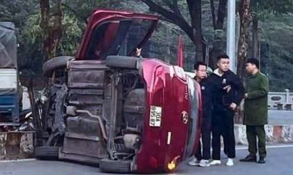 Ảnh TNGT: Hyundai Grand i10 30A 89587 lật nghiêng giữa đường vì tài xế bất cẩn