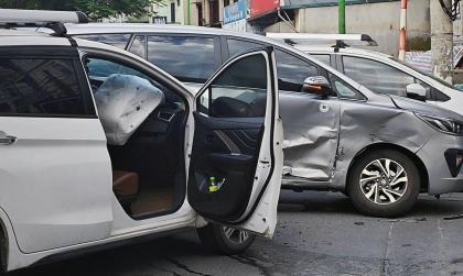 Ảnh TNGT: Mitsubishi Xpander BKS 18A 21914 đâm gãy bánh trước Toyota Innova 29H 91416