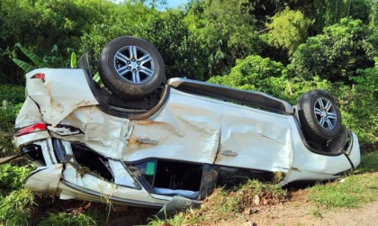Ảnh TNGT: Nghi mất lái khi vào cua tốc độ cao, Toyota Fortuner lật ngửa dưới mương