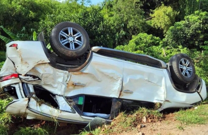 Ảnh TNGT: Nghi mất lái khi vào cua tốc độ cao, Toyota Fortuner lật ngửa dưới mương