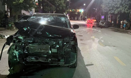 Ảnh TNGT: KIA Seltos biến dạng đầu xe vì đâm phải xe đang đỗ