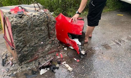 Ảnh TNGT: Mazda323 BKS 30H 71421 đâm cọc bê-tông vì trời mưa hạn chế tầm nhìn