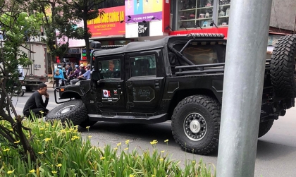 Ảnh TNGT: Bán tải Hummer 29H 22099 gãy gục bánh trước không rõ lý do