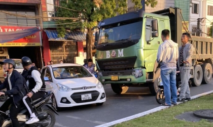 Ảnh TNGT: Lại thêm trường hợp Hyundai Grand i10 cắt mặt xe tải đúng điểm mù