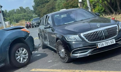 Ảnh TNGT: Qua đường không nhường nhau, Mazda BT-50 đâm nát hông Mercedes-Benz S-Class