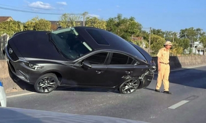 Va chạm với xe khách, Mazda3 bị đẩy trèo lên dải phân cách cứng