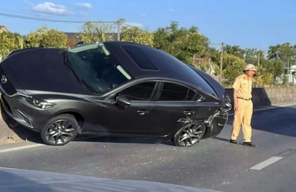 Va chạm với xe khách, Mazda3 bị đẩy trèo lên dải phân cách cứng