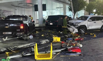 Ảnh TNGT: Mất lái, Chevrolet Colorado BKS 14C 28131 đâm liền hai xe khác trước khi lao vào quán nước ven đường