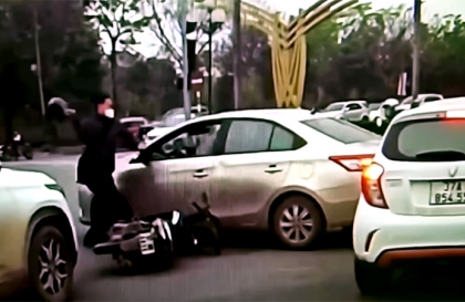 Clip TNGT: Toàn cảnh vụ thanh niên đi xe máy vác mũ bảo hiểm đập vỡ kính Toyota Vios tại Nghệ An