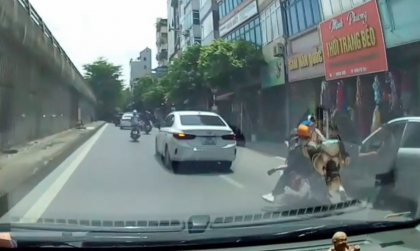 Clip TNGT: Tài xế bất cẩn mở cửa khiến người đi xe máy ngã nhào trước mũi ô tô