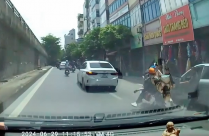 Clip TNGT: Tài xế bất cẩn mở cửa khiến người đi xe máy ngã nhào trước mũi ô tô