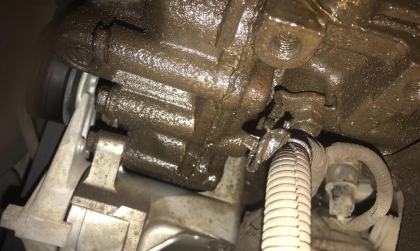 Máy xe Innova bị chảy dầu thế này thì xử lý thế nào?