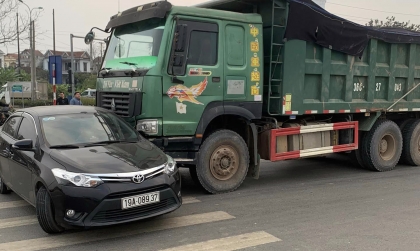 Ảnh TNGT: Nghi vượt đúng điểm mù, Toyota Vios 19A 08937 bị