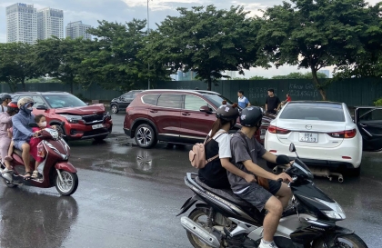 Ảnh TNGT: Tai nạn liên hoàn khi Mazda6 sang đường trong mưa