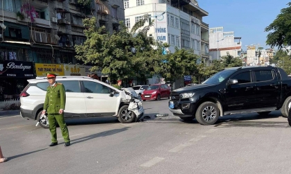 Ảnh TNGT: Sang đường bất cẩn, Mitsubishi Xpander Cross đâm thẳng hông Ford Ranger