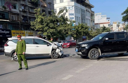 Ảnh TNGT: Sang đường bất cẩn, Mitsubishi Xpander Cross đâm thẳng hông Ford Ranger