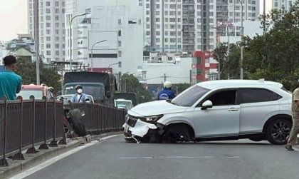 Ảnh TNGT: Honda HR-V BKS 51K 40827 đâm vào thành cầu, gãy văng bánh trước