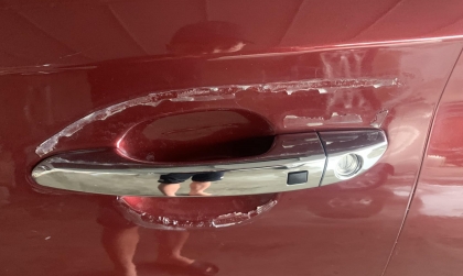 Xin cách tẩy keo dán trên tay nắm cửa Hyundai Tucson?