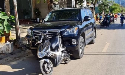 Ảnh TNGT: Lexus LX 570 30H 36809 găm thẳng xe máy bên lề đường