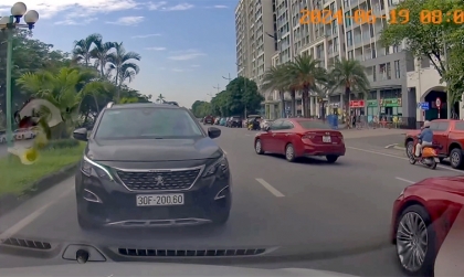 Ý thức Giao thông: Clip Peugeot 3008 BKS 30F 20060 ngang nhiên đi ngược chiều