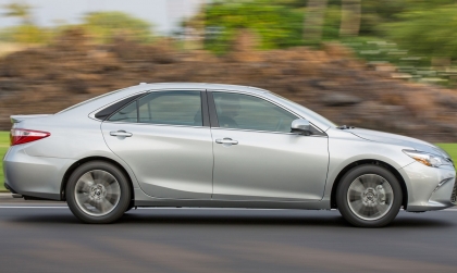 Khung gầm xe Camry bị kêu khục khi đi qua gờ cao tốc thì phải làm gì ạ?