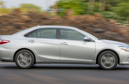 Khung gầm xe Camry bị kêu khục khi đi qua gờ cao tốc thì phải làm gì ạ?