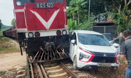 Ảnh TNGT: Liều lĩnh vượt đường tàu không quan sát, tài xế Mitsubishi Xpander có bài học nhớ đời