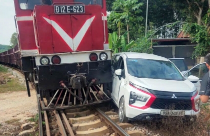 Ảnh TNGT: Liều lĩnh vượt đường tàu không quan sát, tài xế Mitsubishi Xpander có bài học nhớ đời