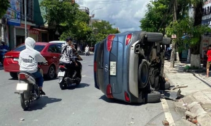 Ảnh TNGT: Đọ sức cùng cột điện, Hyundai SantaFe 