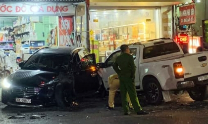 Ảnh TNGT: Mazda CX-5 30E 09873 bị Chevrolet Colorado đâm văng lên vỉa hè