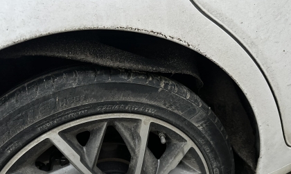 Hyundai Elantra bị xệ chắn bùn thế này thì phải làm sao?