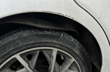 Hyundai Elantra bị xệ chắn bùn thế này thì phải làm sao?