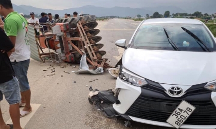 Ảnh TNGT: Toyota Vios sai lầm khi đọ sức cùng máy cày