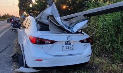 Ảnh TNGT: Nghi buồn ngủ, tài xế Mazda3 65A 13038 bóc hàng chục mét lan can thép