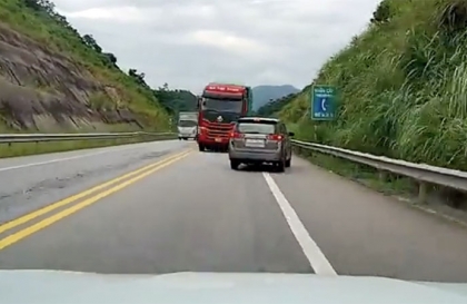 Cộng đồng mạng náo loạn truy tìm tài xế lái xe kiểu giết người trên cao tốc Hà Nội - Lào Cai