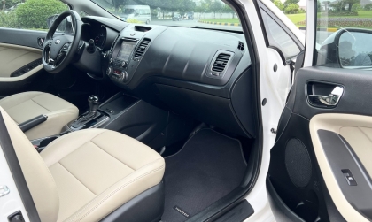 Làm sao khóa cửa bên phụ xe Cerato để trẻ con không mở được? 