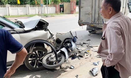 Clip TNGT: Peugeot 2008 dồn xe máy lao thẳng vào đuôi xe tải đang đỗ