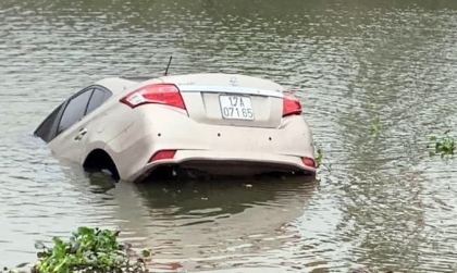 Ảnh TNGT: Toyota Vios 17A 07165 chìm nghỉm giữa sông, nghi nữ tài xế đạp nhầm chân ga