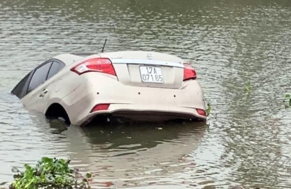 Ảnh TNGT: Toyota Vios 17A 07165 chìm nghỉm giữa sông, nghi nữ tài xế đạp nhầm chân ga