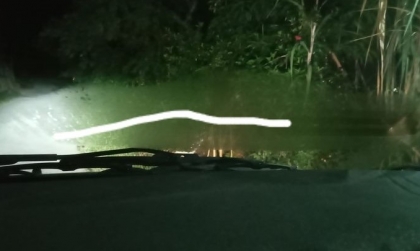 Hơi nước đọng trên kính chắn gió xe Innova do đâu?