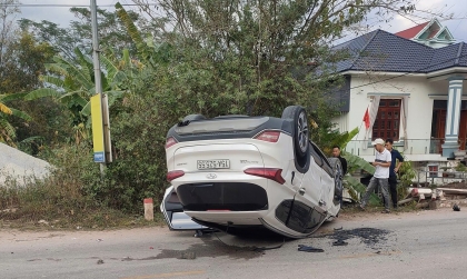 Ảnh TNGT: Hyundai Santa Fe 15A 52555 lật ngửa tại Lạng Sơn